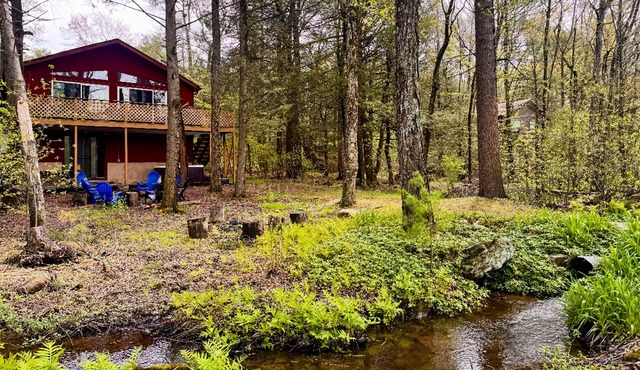 Spacious lakefront home w/private hot tub, pool table, patio, fire pit & grill