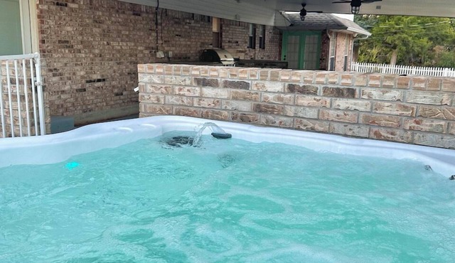 Spacious Lakefront View with Hot Tub and Pool NH
