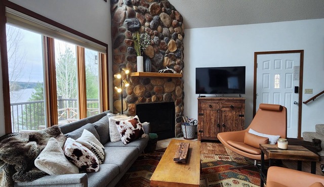 Spacious Lakefront Villa I 4 BD 3 Bath I Sleeps 11 I Ski I Golf I Bike