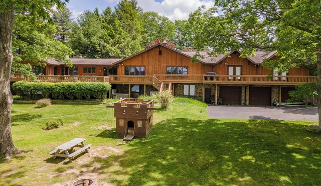 Spacious Lakefront w/Games & Sunroom