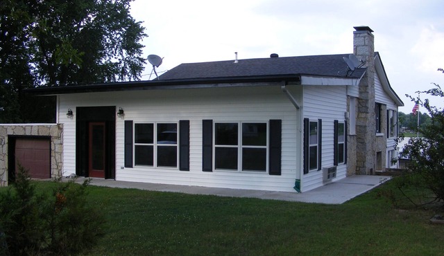 Spacious Lakefront w/private dock between Grove and Monkey Island!