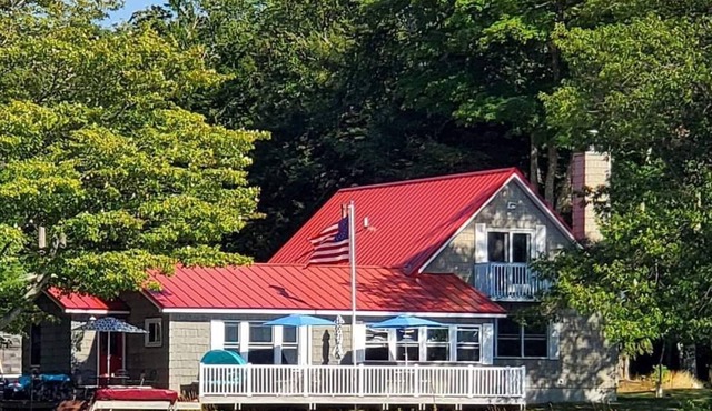 Spacious Lakehouse ~ great for large groups!