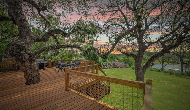 Spacious Lakehouse-Dock-King bds