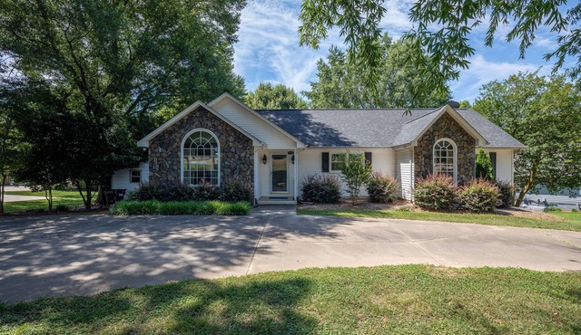 Spacious Lakehouse, Arcade Games, Huge Flat Yard, Premium Linens Included!