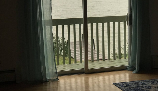 Spacious Lakehouse on Cayuga Lake with bonus efficiency apartment, great rates!