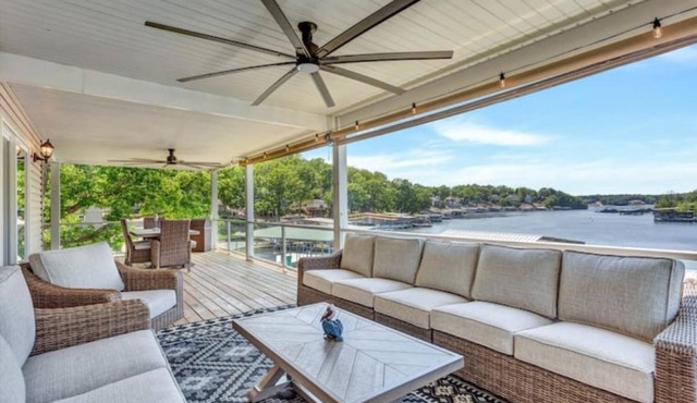 Spacious Lakehouse W/Private dock, Sleeps 16+