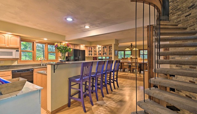 Spacious Lakehouse w/Deck, Kayaks, & Dock!