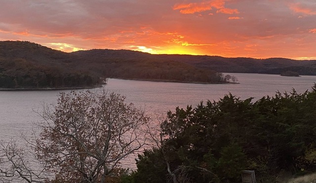 Spacious lakehouse with amazing views of beautiful Table Rock lake!