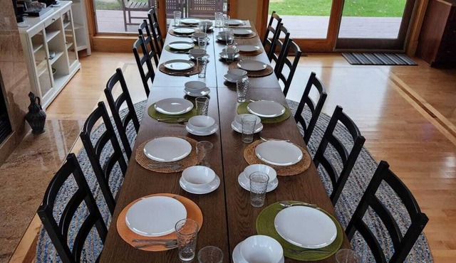 "Spacious Lakeside Home: Family & Friends