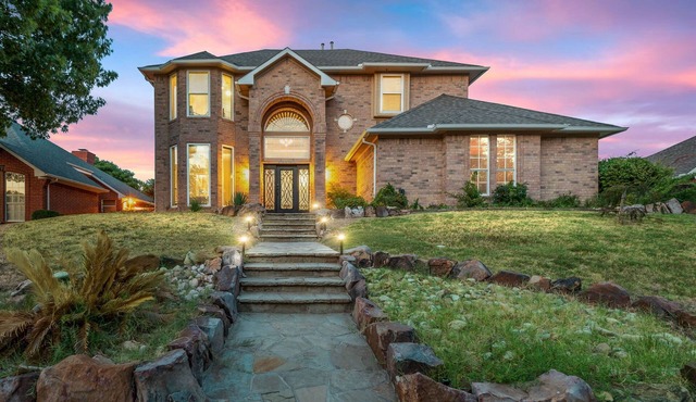 Spacious Lakeside 5 BR w Pool, Sauna & Game Room!