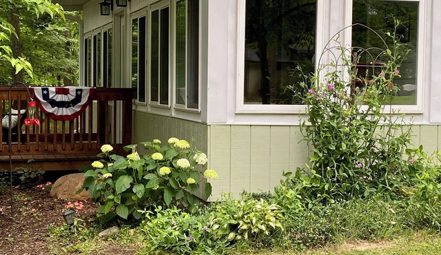 Spacious Lakeside cabin on rural Illinois farm-20 minutes from Terre Haute