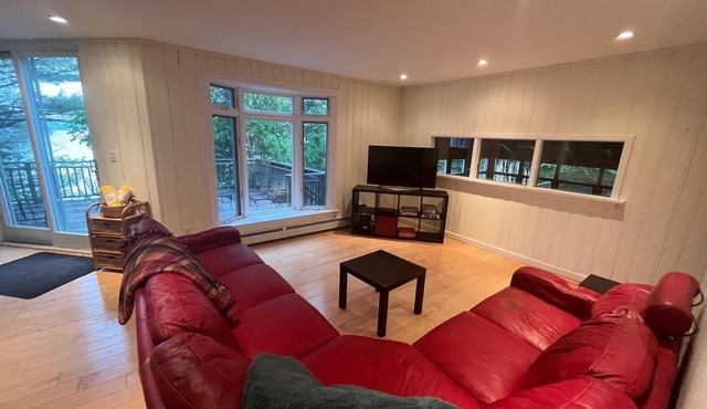 Spacious Lakeside Cottage on beautiful Mary Lake - Muskoka, Huntsville