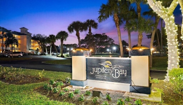 Spacious Lakeside Duplex in Beautiful Jupiter Bay Resort Minutes from Beach!