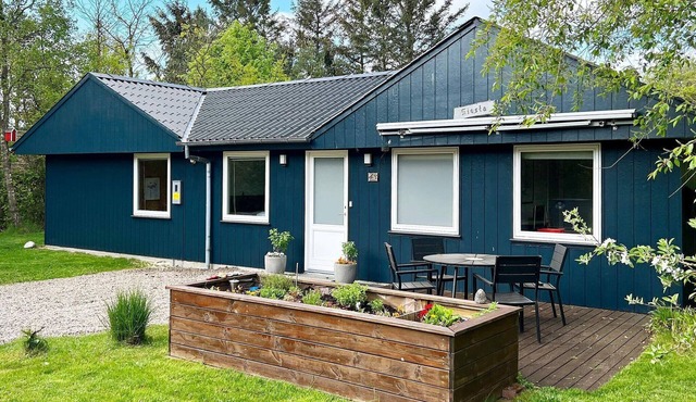 Spacious Lakeside Retreat