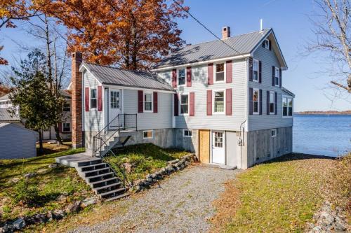 Spacious Lakeside Retreat 4-Bedroom Game Room