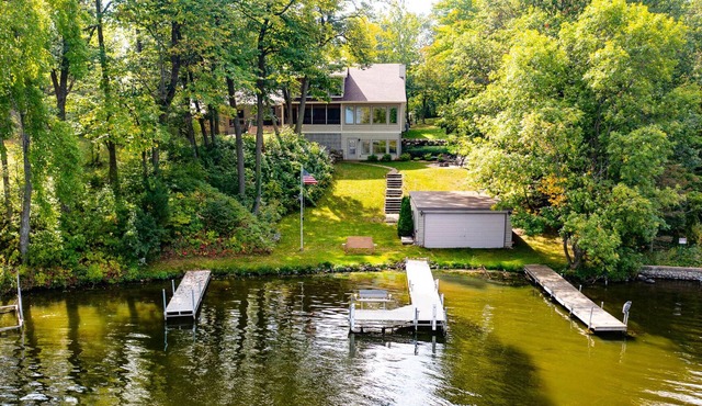 Spacious lakeside retreat