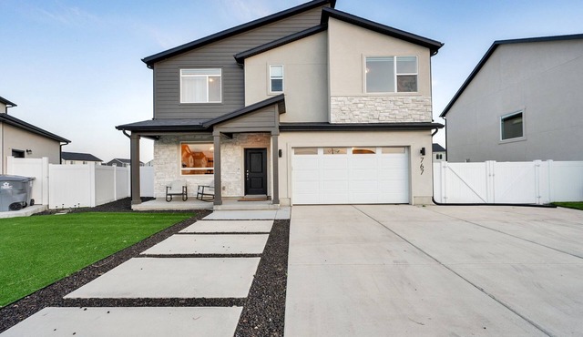 Spacious Lakeside Lights home, serene neighbor in American Fork near the Trax.
