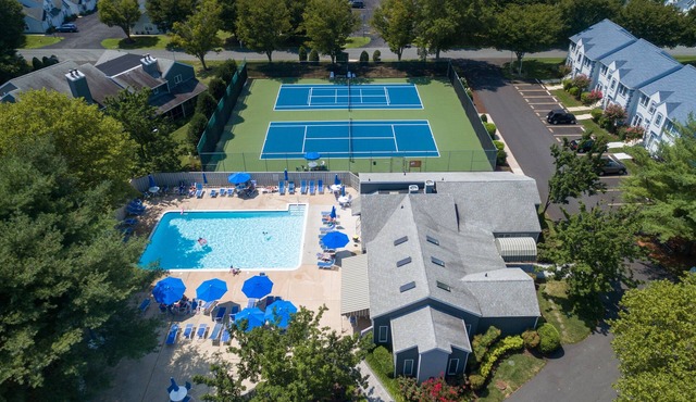 SPACIOUS LAKESIDE CONDO, POOL & TENNIS, NEAR BIKE TRAIL, OUTLETS, & RESTAURANTS