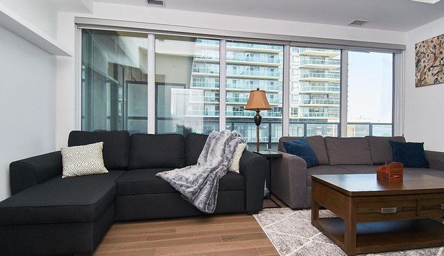 ★Spacious Lakeview Condo Near Downtown (Sleeps 6 adults + 2 kids)★