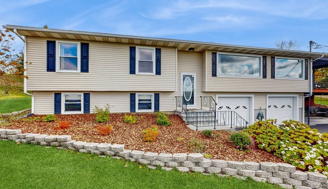 Spacious lakeview house with deck, gym, and W/D