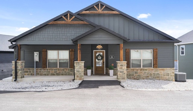 Spacious Lakeview Retreat featuring Arcades, Ping Pong, Free SDC Tickets & Top Community Amenities