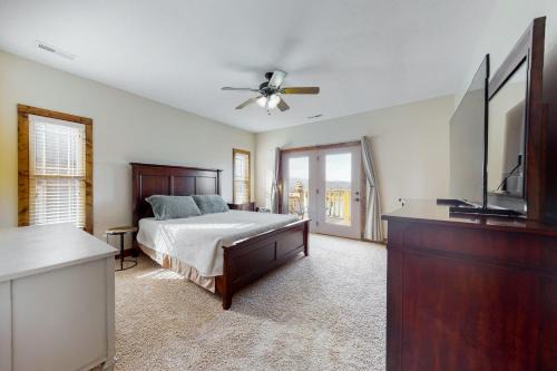 Spacious Lakeview Townhouse Sleeps 8 Deck Grill