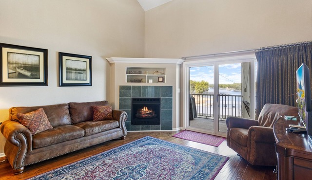 Spacious Lakeview Penthouse with Screened Balcony, Pool, Boat Slip & Lake Access