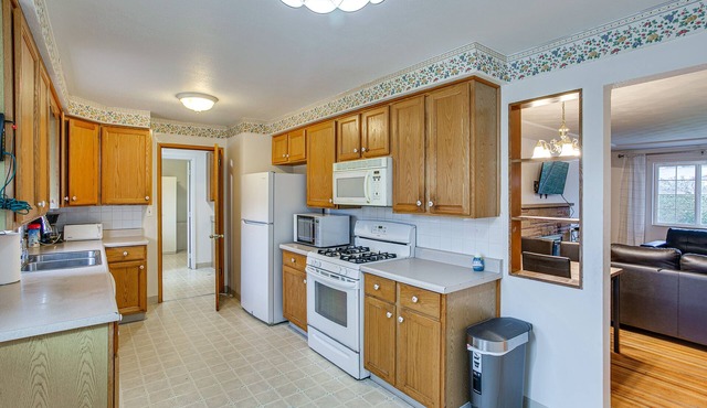 Spacious Lakewood Home - 10 Mi to Downtown Tacoma!