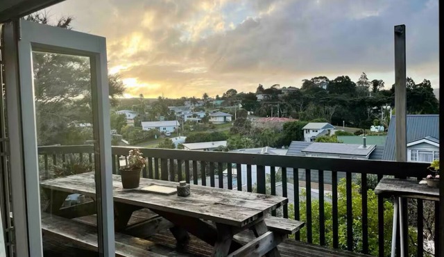 Spacious large sun drenched house, with Sea & bush views, 20 mins walk to town.