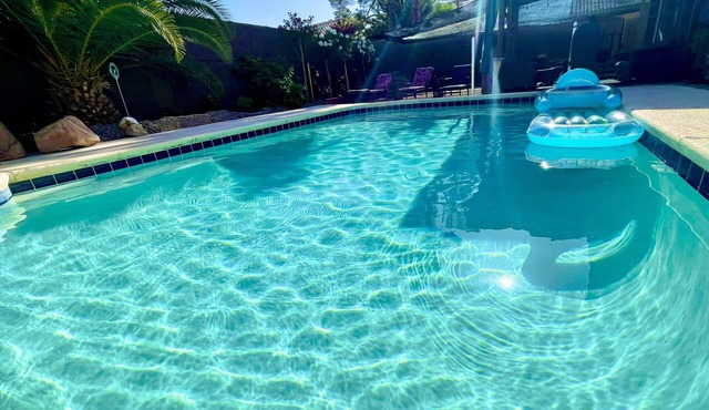 Spacious, Large Pool, Hot Tub, Oasis -close to SPEEDWAY, STRIP, AIRPORT