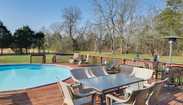 Spacious Lebanon Home w/Pool: 6 Mi to Downtown!