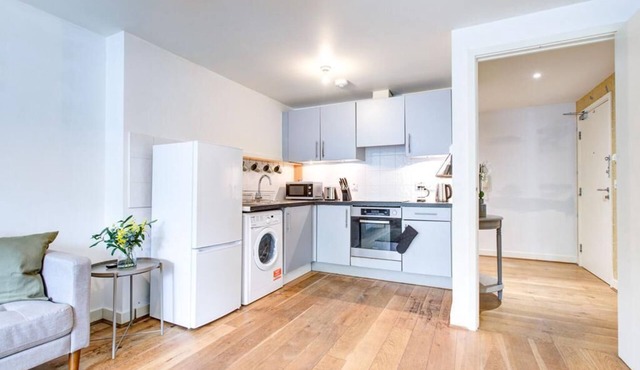 Spacious & Light 3 Bedroom Wimbledon Home - Free Parking - Long Stay Discounts!
