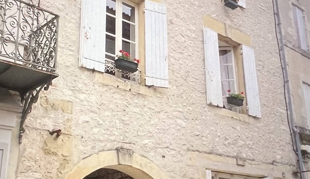 Spacious, light & airy, Romantic village home set off Monflanquin Village Square