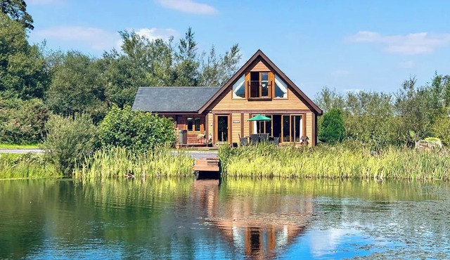 Spacious, light, all wood luxury lodge in tranquil location at head of lake.
