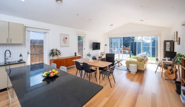 Spacious light-filled 3BD sanctuary in Northcote