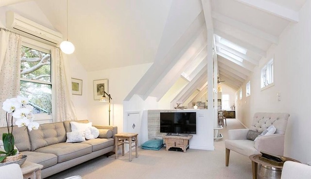 Spacious Light Filled 2 Storey Cottage in Hawthorn