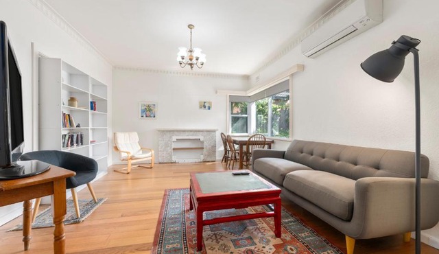 Spacious, Light filled, One Bedroom House by the Beach