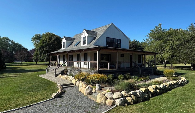 Spacious Light-Filled Farm Coast Retreat, Sleeps 9, Walk to Beach Marsh & Trails