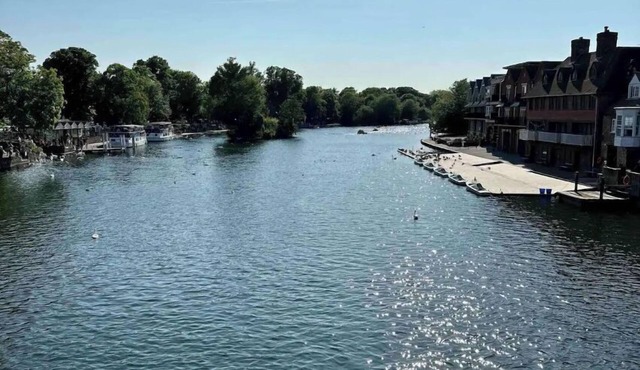 Spacious light flat in fantastic location!