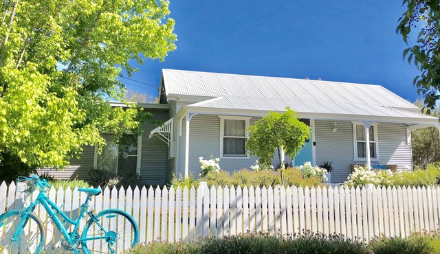 Spacious, light, pet friendly holiday home, complimentary continental breakfast