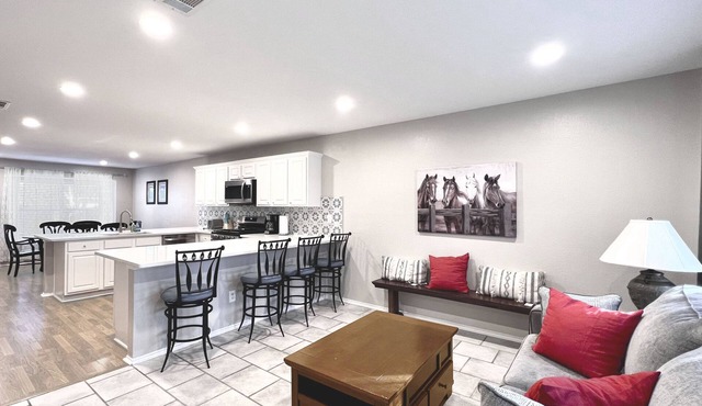 Spacious Living, BBQ, Minutes to DFW Airport, Sleep 16