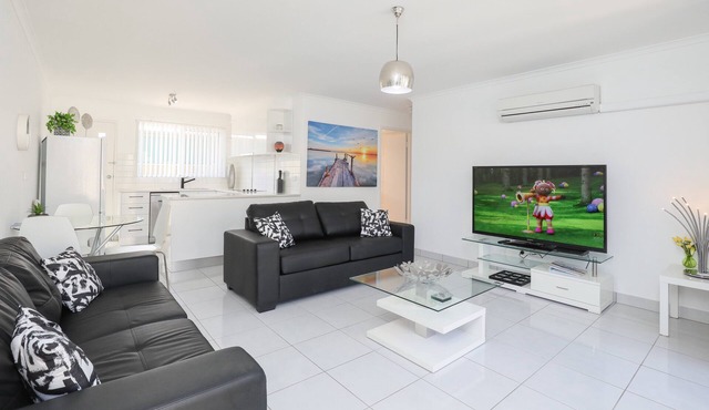 Spacious living, family friendly. Open courtyards. Central location Free Wi fi