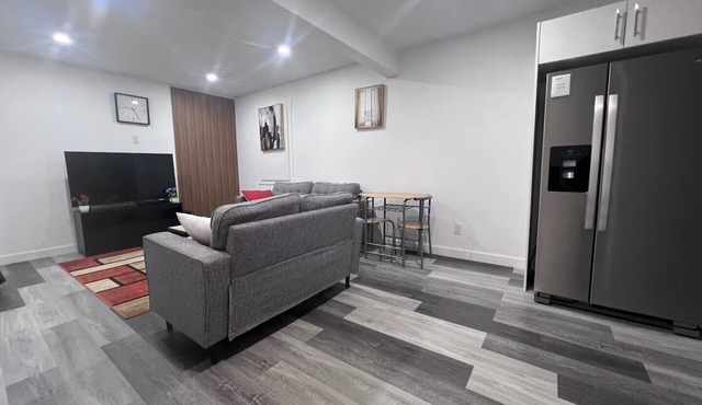 Spacious living room, King Size bed. 2 mins from the Regina airport .