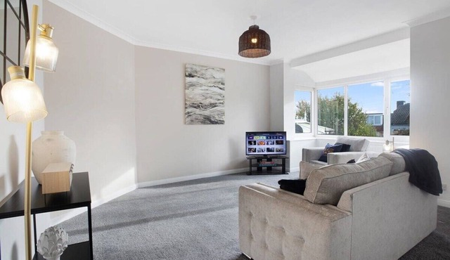 Spacious Living Room & Modern Comforts, Sleeps 4