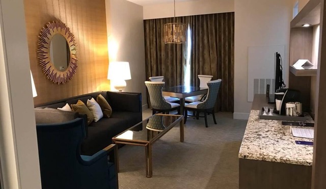 Spacious Living Room Suite -Outdoor Pool -Restaurants -Steps to Graceland!