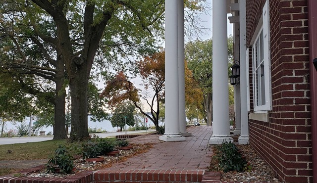 Spacious living with captivating views overlooking the lake & parkside setting.