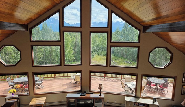 Spacious Lodge in Charming Palmer with Incredible Mountain Views
