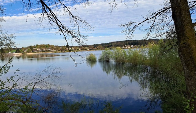 Spacious lodge near lake with spa, play area, wifi and varied activities