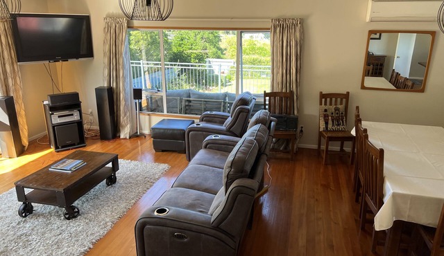 Spacious Lodge ,Seaviews,2 minutes from beach.