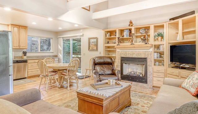 Spacious lodge with wonderful views & large deck - great location, walk to trail